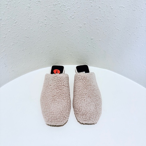 DKNY Women’s Fuzzy Faux Fur Beige Square Toe Mules Size 7 NWT - Picture 5 of 8